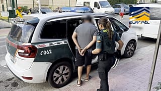 Detención de uno de los presuntos implicados en la operación policial.