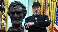 Elon Musk escucha mientras el presidente Donald Trump habla durante una rueda de prensa en el Despacho Oval de la Casa Blanca, 30 de mayo de 2025.