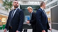 Geert Wilders deposita su voto en La Haya durante las elecciones parlamentarias de 2023.