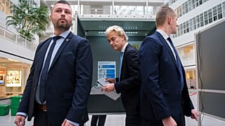 Geert Wilders deposita su voto en La Haya durante las elecciones parlamentarias de 2023.