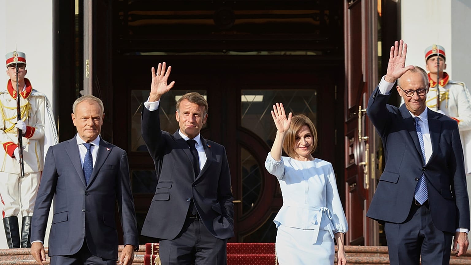 El primer ministro polaco, Donald Tusk; el presidente francés, Emmanuel Macron; la presidenta de Moldavia, Maia Sandu, y el canciller alemán, Friedrich Merz saludan