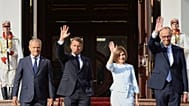 El primer ministro polaco, Donald Tusk; el presidente francés, Emmanuel Macron; la presidenta de Moldavia, Maia Sandu, y el canciller alemán, Friedrich Merz saludan