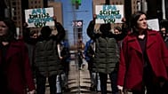 Υπάλληλοι της Υπηρεσίας Προστασίας του Περιβάλλοντος συμμετέχουν σε εθνική πορεία κατά των ενεργειών της διοίκησης Τραμπ στις 25 Μαρτίου 2025.