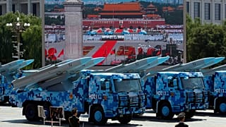 Veículos militares transportam mísseis de cruzeiro durante um desfile comemorativo do fim da Segunda Guerra Mundial em Pequim, 3 de setembro de 2015
