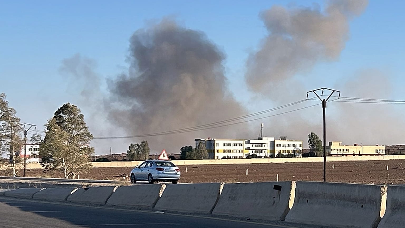 دخان يتصاعد من غارة جوية إسرائيلية مزعومة أصابت قرية جباب على مشارف مدينة درعا ، جنوب سوريا ، الأربعاء 16 تموز / يوليو 2025