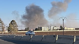 دخان يتصاعد من غارة جوية إسرائيلية مزعومة أصابت قرية جباب على مشارف مدينة درعا ، جنوب سوريا ، الأربعاء 16 تموز / يوليو 2025