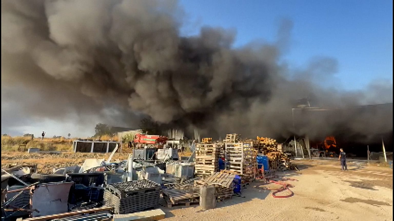 INCENDIO - Incendio en almacén en Turquía se extiende pero es contenido después de tres horas