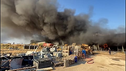 TÜRKİYE - Depo yangını yayılıyor ancak üç saat sonra kontrol altına alındı