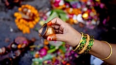Eine hinduistische Frau führt abendliche Rituale für den Sonnengott während des Hartalika Teej Festivals am Sangam im nordindischen Bundesstaat Uttar Pradesh durch, Dienstag, 26. August 2025.
