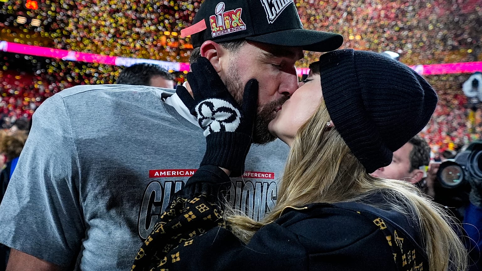 Ο στενός επιθετικός των Kansas City Chiefs Travis Kelce και η φίλη του τραγουδίστρια Taylor Swift στον αγώνα ποδοσφαίρου AFC Championship NFL. 16 Ιανουαρίου 2024.