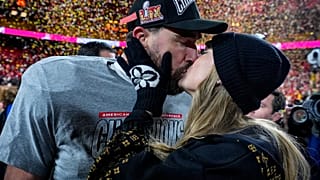 Kansas City Chiefs'in sıkı oyuncusu Travis Kelce ve kız arkadaşı şarkıcı Taylor Swift AFC Championship NFL futbol maçında. 16 Ocak 2024.