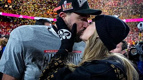 El jugador de los Kansas City Chiefs Travis Kelce y su novia la cantante Taylor Swift en el partido de fútbol americano del Campeonato de la AFC de la NFL. 16 de enero de 2024