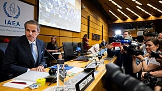 Rafael Grossi, a NAÜ vezetője részt vesz a Kormányzótanács ülésén Bécsben, 2025. június 23-án.