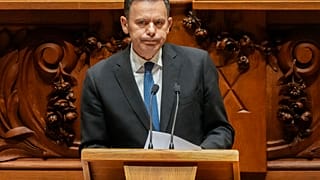 Luís Montenegro foi criticado por ter estado ausente dos comandos da governação enquanto o país ardia