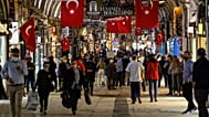 Personas con mascarillas protectoras contra la propagación del coronavirus pasean por el emblemático Gran Bazar del siglo XV en Estambul, 1 de junio de 2020.