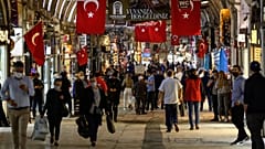 Άνθρωποι που φορούν προστατευτικές μάσκες προσώπου κατά της εξάπλωσης του κορονοϊού περπατούν στο εμβληματικό Μεγάλο Παζάρι του 15ου αιώνα στην Κωνσταντινούπολη, 1 Ιουνίου 2020.