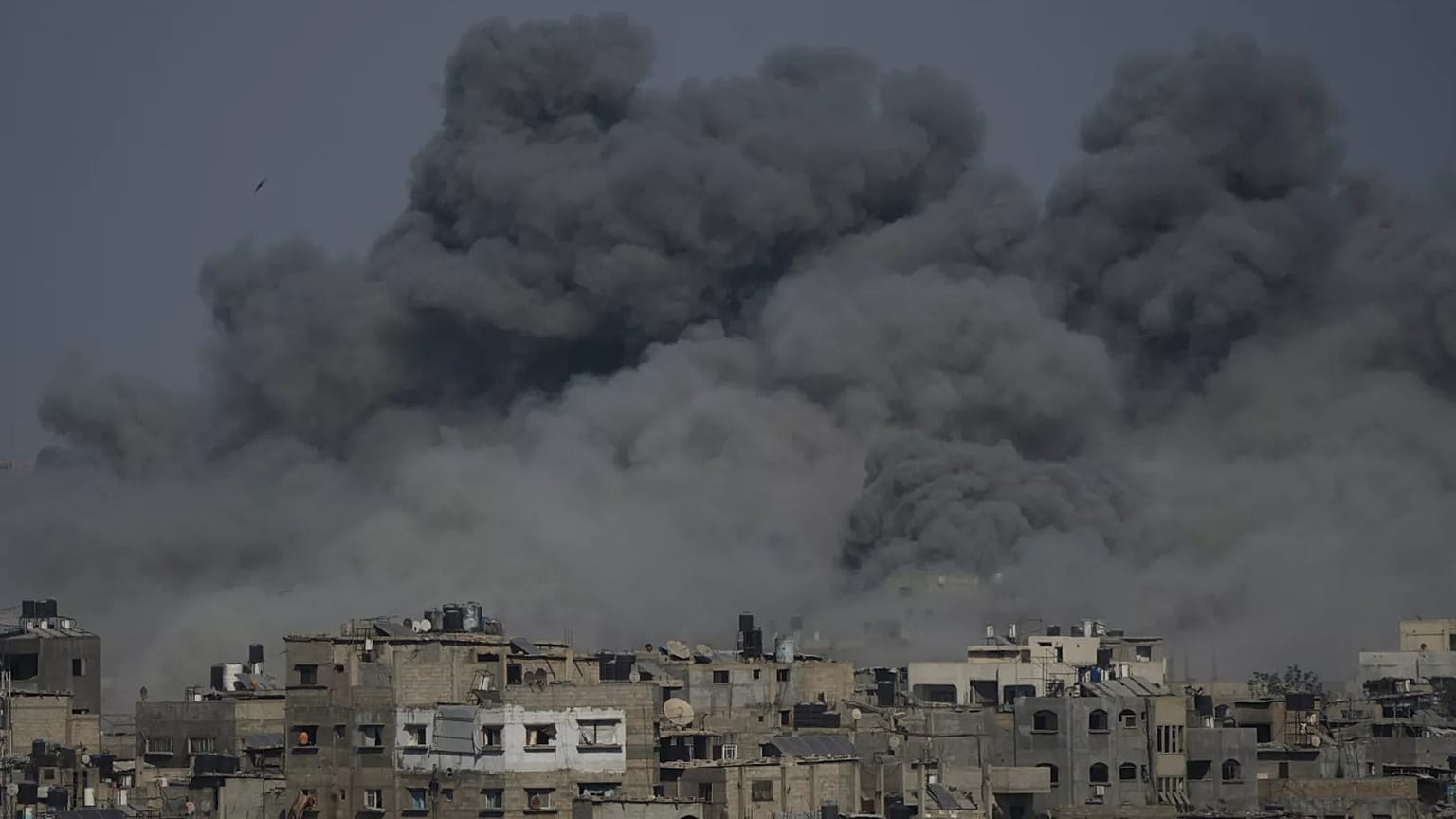 El humo se eleva hacia el cielo tras un ataque militar israelí en la ciudad de Gaza, 24 de agosto de 2025.