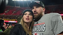 Travis Kelce, skrzydłowy drużyny Kansas City Chiefs otrzymuje gratulacje od Taylor Swift podczas świętowania zwycięstwa Chiefs nad Buffalo Bills w meczu AFC Champ