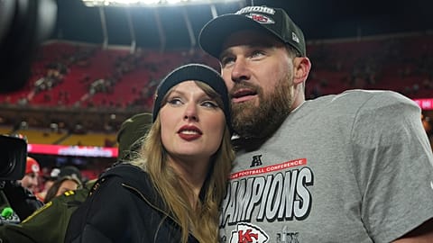 Travis Kelce, skrzydłowy drużyny Kansas City Chiefs otrzymuje gratulacje od Taylor Swift podczas świętowania zwycięstwa Chiefs nad Buffalo Bills w meczu AFC Champ