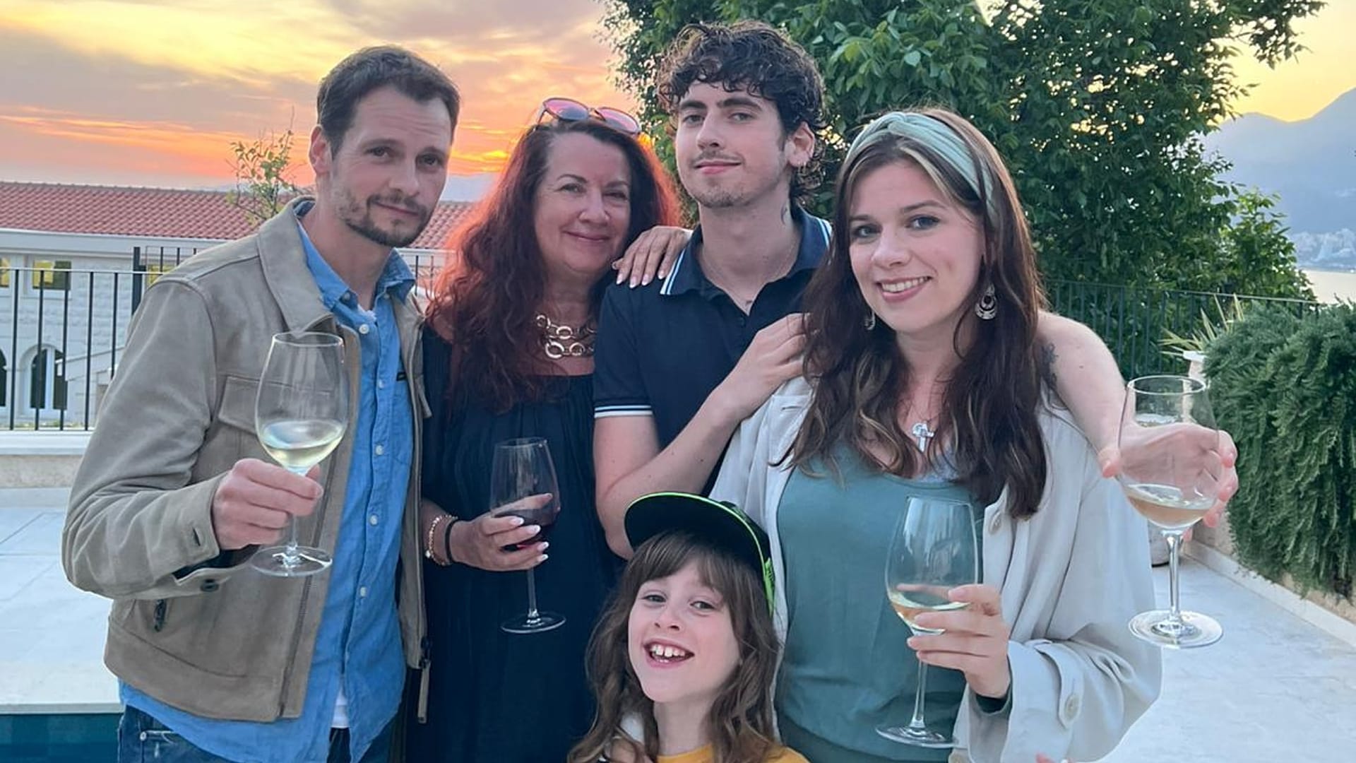 Руби Дивой (справа) отправилась в Черногорию вместе с тремя поколениями своей семьи. 