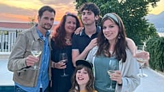 Ruby Deevoy (derecha) viajó a Montenegro con tres generaciones de su familia. 