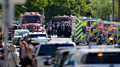 Polizeibeamte versammeln sich vor der Schule der Verkündigungskirche als Reaktion auf eine gemeldete Massenschießerei, 27. August 2025