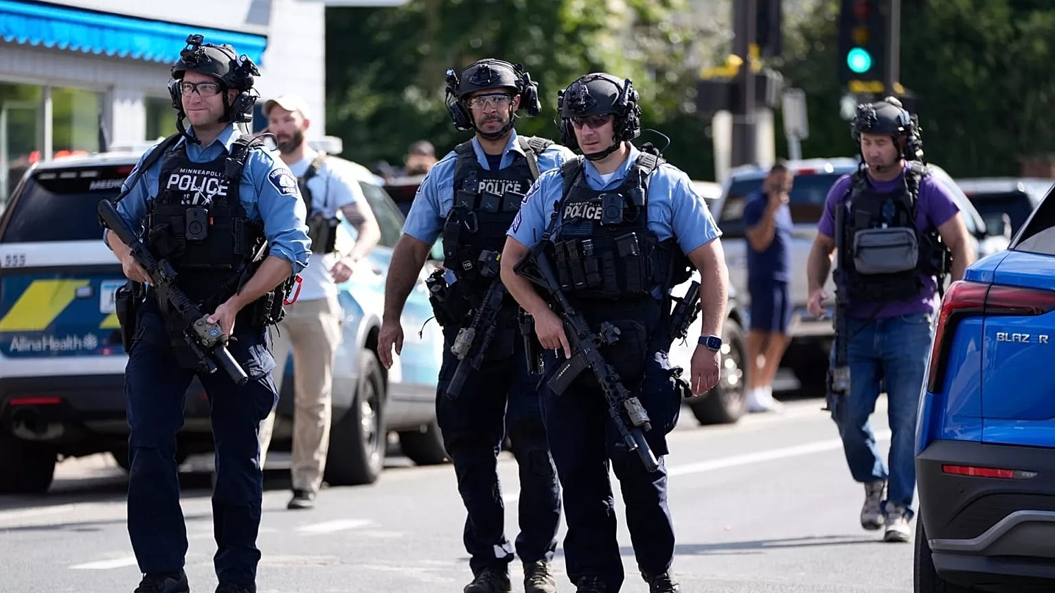 Agentes del orden rodean la escuela de la Iglesia de la Anunciación en respuesta a un tiroteo masivo reportado el miércoles 27 de agosto de 2025 en Minneapolis.