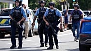 Agentes del orden rodean la escuela de la Iglesia de la Anunciación en respuesta a un tiroteo masivo reportado el miércoles 27 de agosto de 2025 en Minneapolis.