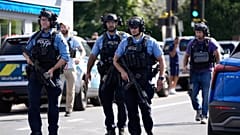 Agentes del orden rodean la escuela de la Iglesia de la Anunciación en respuesta a un tiroteo masivo reportado el miércoles 27 de agosto de 2025 en Minneapolis.