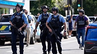 Agentes del orden rodean la escuela de la Iglesia de la Anunciación en respuesta a un tiroteo masivo reportado el miércoles 27 de agosto de 2025 en Minneapolis.
