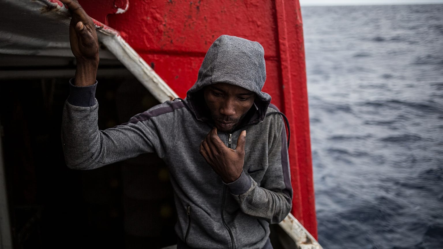 Un migrante se encuentra a bordo del barco pesquero español Nuestra Madre de Loreto, que transporta migrantes rescatados en la costa de Libia el sábado 1 de diciembre de 2018.