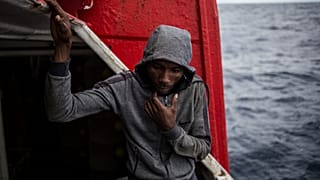 Un migrante se encuentra a bordo del barco pesquero español Nuestra Madre de Loreto, que transporta migrantes rescatados en la costa de Libia el sábado 1 de diciembre de 2018.