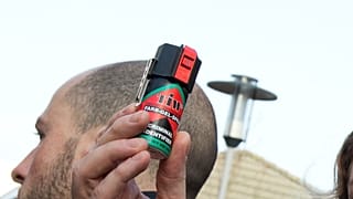 Pfefferspray kann in der Notwehr auch zur Selbstverteidigung genutzt werden. In den Niederlanden wird dafür Schlumpf-Spray verwendet.