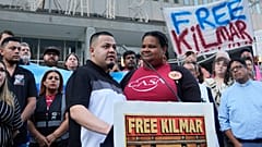 Jennifer Vásquez Sura y su esposo Kilmar Abrego García asisten a una manifestación de protesta en Baltimore, el lunes 25 de agosto de 2025.