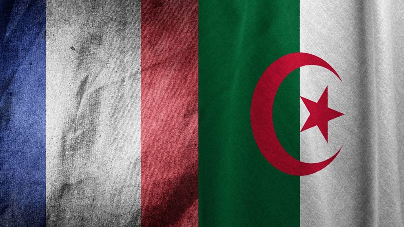 علم الجزائر (يمينًا) وعلم فرنسا (يسارًا)