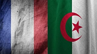 علم الجزائر (يمينًا) وعلم فرنسا (يسارًا)