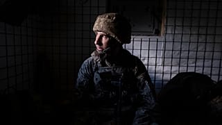 Ukrayna'dan bir asker, Donetsk'te bir sığınaktan dışarı bakarken, 26 Ağustos 2025