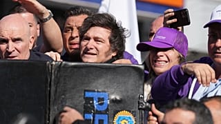 Javier Milei durante un mitin de campaña de su partido previo a las elecciones legislativas provinciales en Lomas de Zamora, Argentina, el 27 de agosto de 2025.