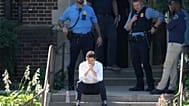 El alcalde de Minneapolis, Jacob Frey, se sienta en las escaleras de la escuela de la Iglesia de la Anunciación mientras la policía responde a un tiroteo, el 27 de agosto.