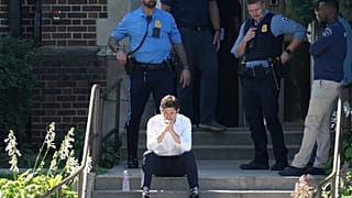 El alcalde de Minneapolis, Jacob Frey, se sienta en las escaleras de la escuela de la Iglesia de la Anunciación mientras la policía responde a un tiroteo, el 27 de agosto.