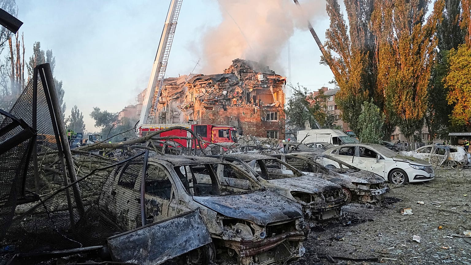 Los bomberos trabajan en el lugar de un edificio en llamas tras un ataque ruso en Kyiv, Ucrania, a primera hora del jueves 28 de agosto de 2025.