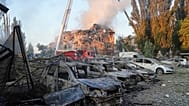 Los bomberos trabajan en el lugar de un edificio en llamas tras un ataque ruso en Kyiv, Ucrania, a primera hora del jueves 28 de agosto de 2025.