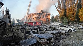 Πυροσβέστες εργάζονται στο χώρο ενός φλεγόμενου κτιρίου μετά από ρωσική επίθεση στο Κίεβο της Ουκρανίας, νωρίς το πρωί της Πέμπτης, 28 Αυγούστου 2025.