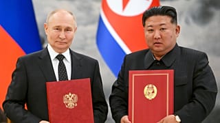 O Presidente russo, Vladimir Putin, e o líder norte-coreano, Kim Jong Un, posam para uma fotografia durante a cerimónia de assinatura da nova parceria em Pyongyang, a 19 de junho de 2024.