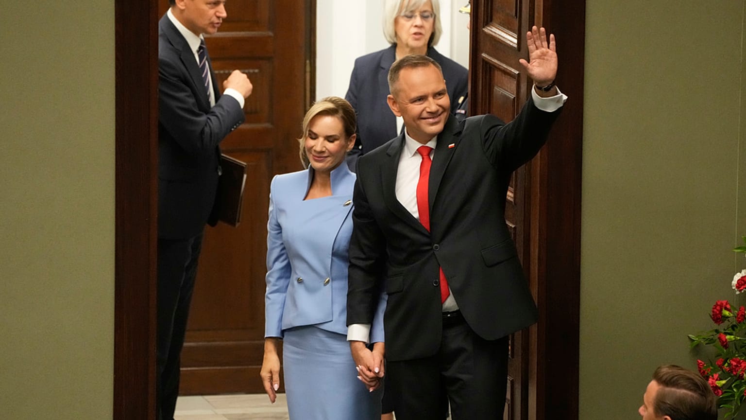Nowy prezydent Polski Karol Nawrocki z żoną Martą Nawrocką machają podczas ceremonii inauguracji w Warszawie, w środę, 6 sierpnia 2025 r. (AP Photo/Czarek Sokolowski)