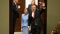 Nowy prezydent Polski Karol Nawrocki z żoną Martą Nawrocką machają podczas ceremonii inauguracji w Warszawie, w środę, 6 sierpnia 2025 r. (AP Photo/Czarek Sokolowski)