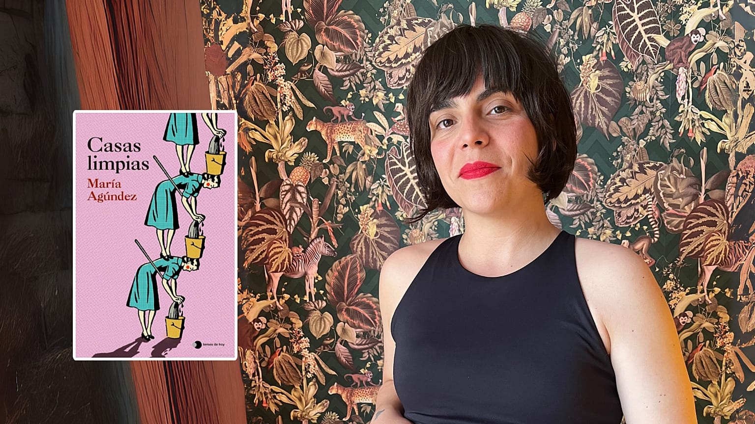 La escritora Maria Agúndez y la portada de su última novela 'Casas limpias'