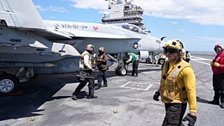 Un F-16 Hornet en la cubierta de vuelo del portaaviones USS Gerald R. Ford durante unas maniobras militares en el Mediterráneo frente a la costa de Nápoles, Italia, 29 de julio de 2025.