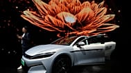 Un hombre habla cerca del modelo Han L EV de BYD durante el salón del automóvil de Shanghái, el miércoles 23 de abril de 2025. 