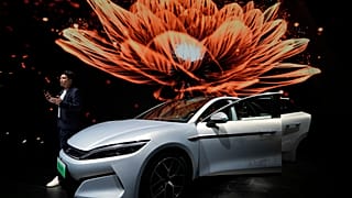 Un hombre habla cerca del modelo Han L EV de BYD durante el salón del automóvil de Shanghái, el miércoles 23 de abril de 2025.